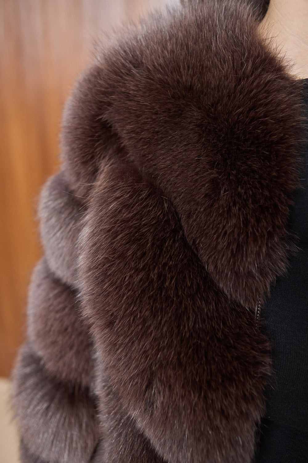 haina blana vulpe maro ciocolatiu, model V, mareus