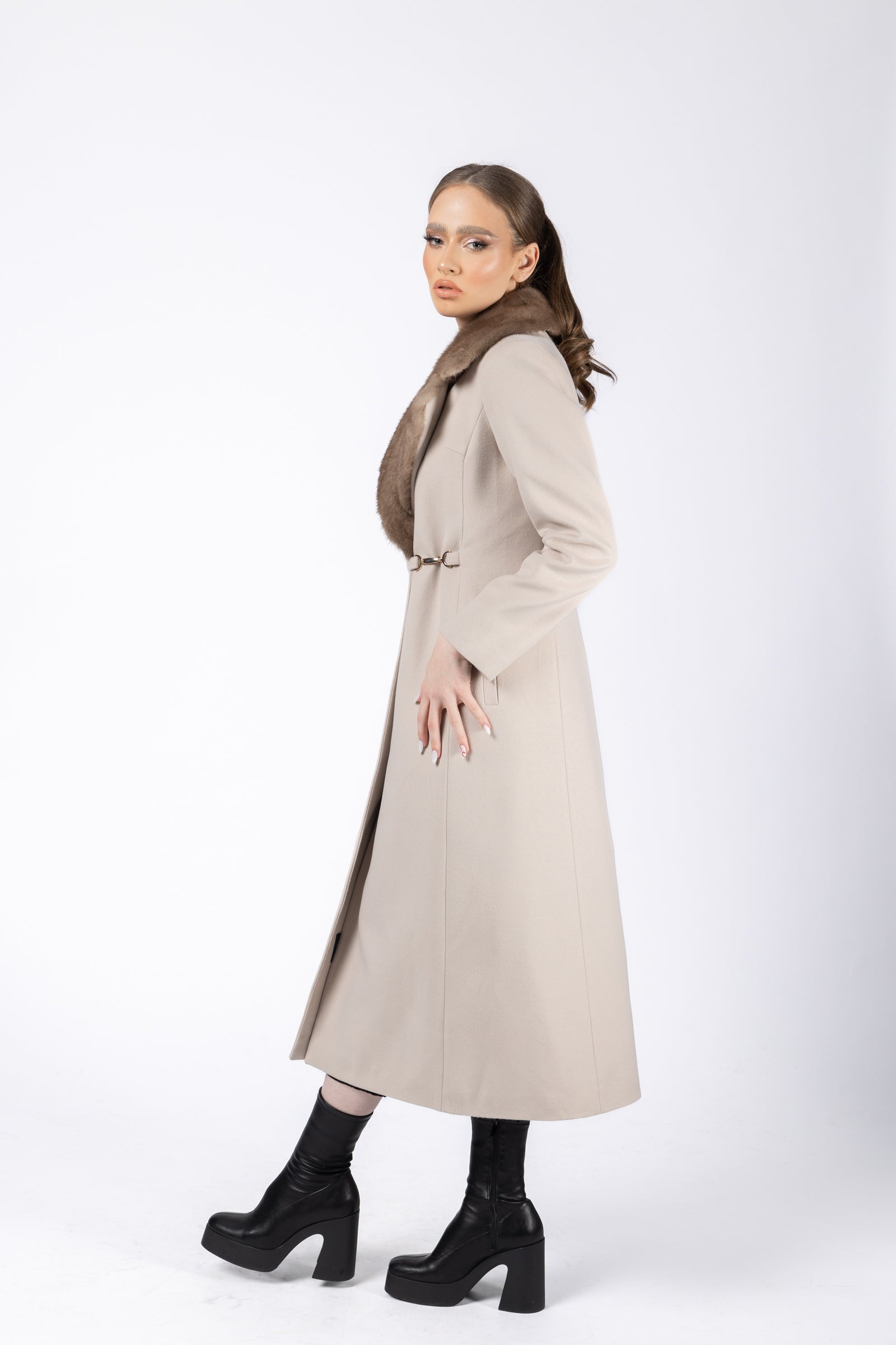 Palton din casmir cu guler din blana de vizon