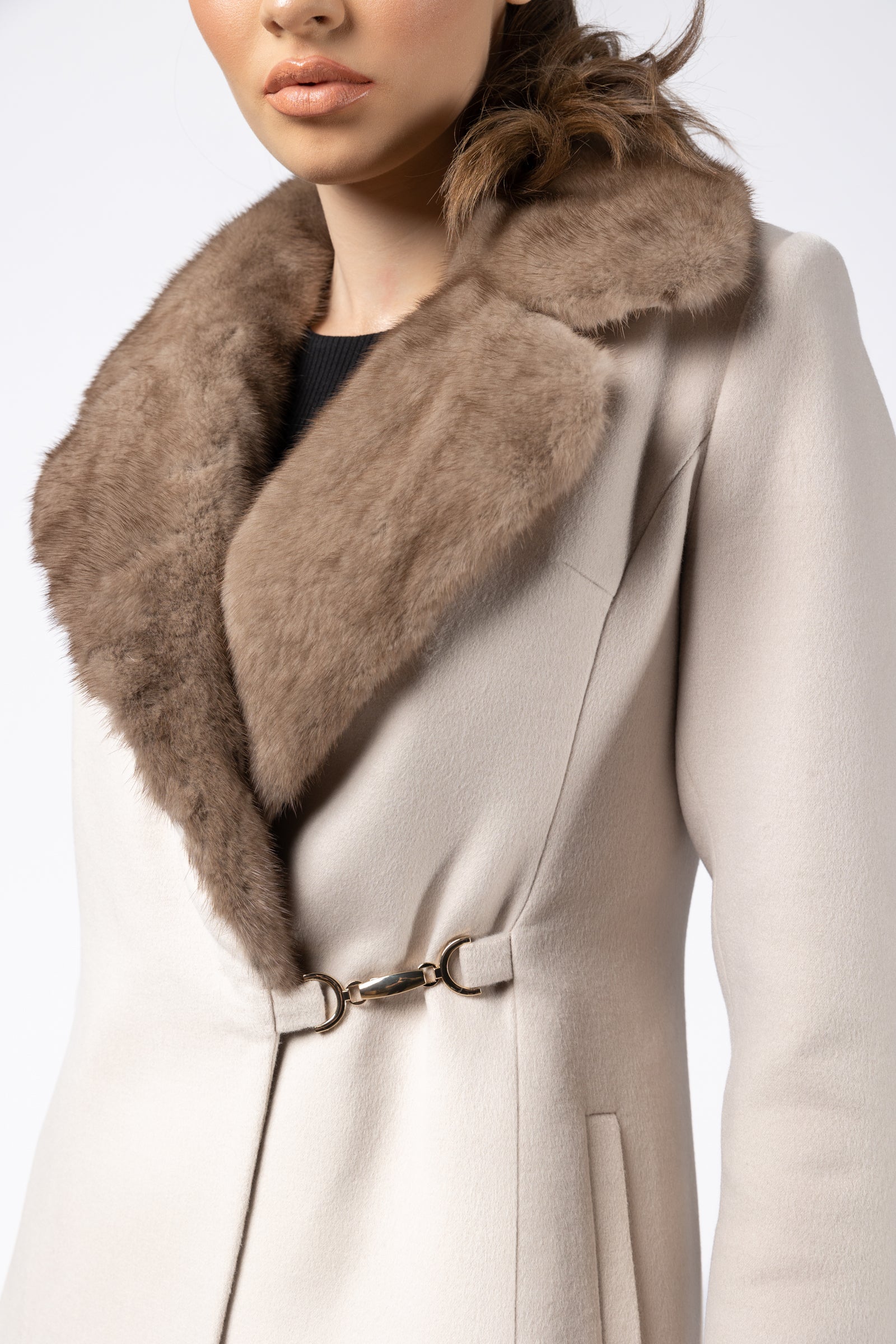 Palton din casmir cu guler din blana de vizon