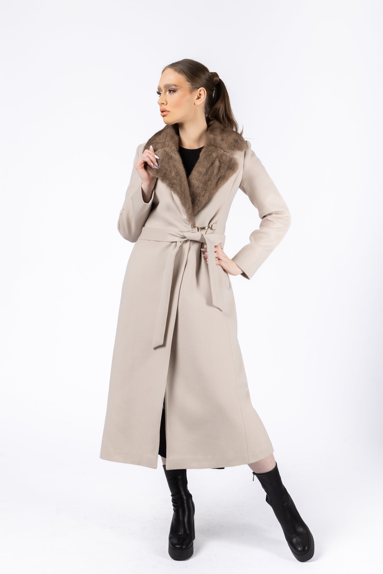 Palton din casmir cu guler din blana de vizon