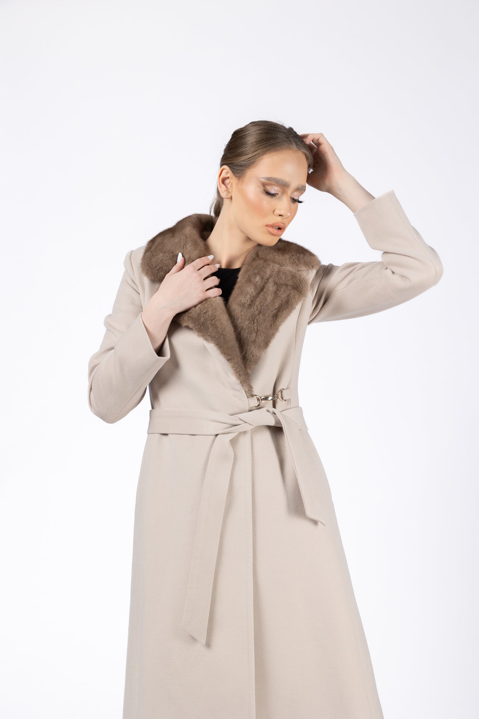 Palton din casmir cu guler din blana de vizon