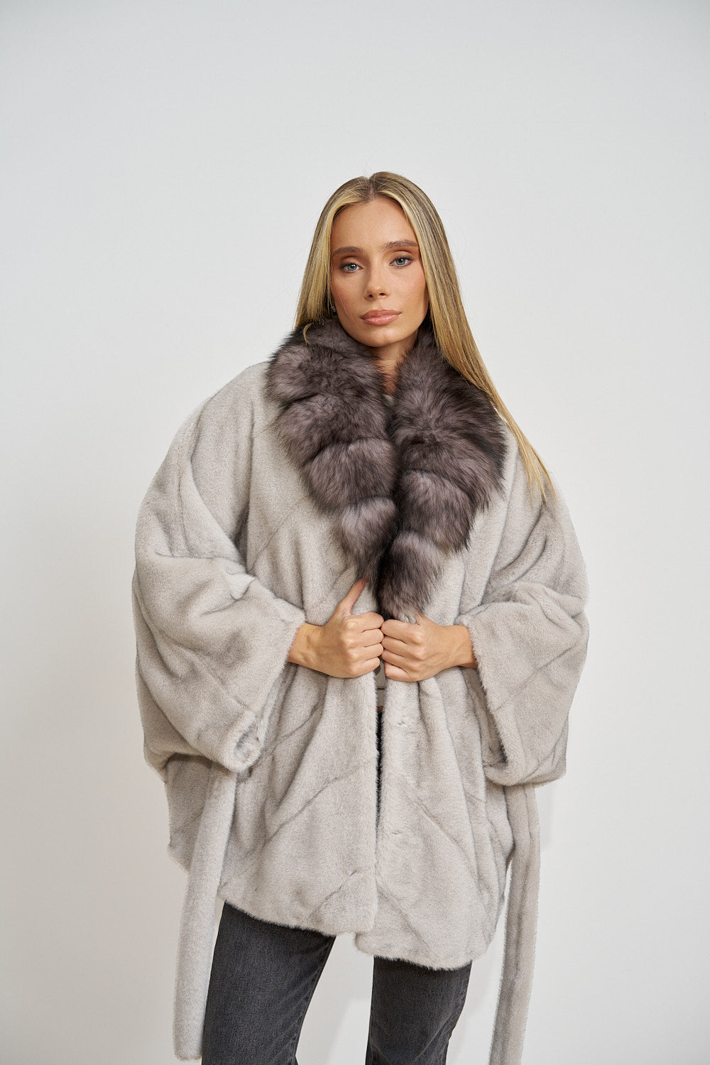 Capă din Alcantara, cu Guler din Blană Naturală de Vulpe, cu Cordon, Silver Grey 681