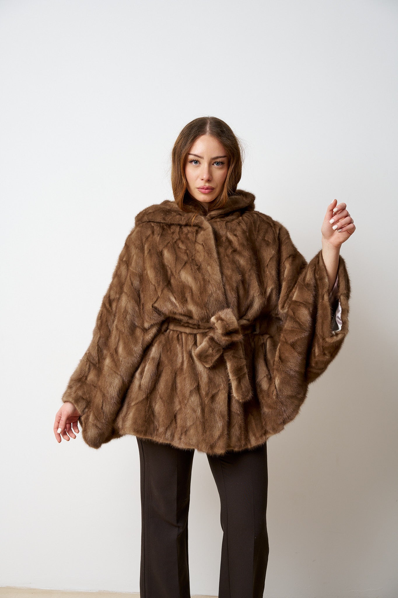 Capa din Blana Naturala de Vizon, cu Gluga și Cordon, Pastel 518