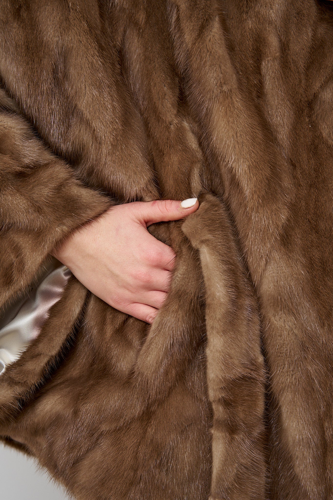 Capa din Blana Naturala de Vizon, cu Gluga și Cordon, Pastel 518