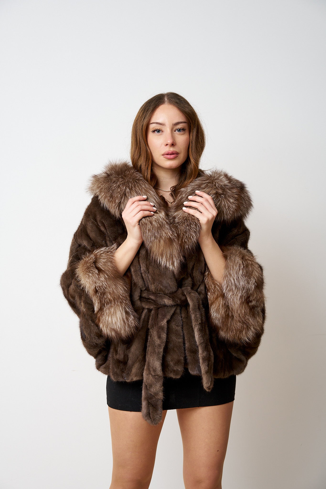 Capă din Blană Naturală de Vizon, cu Cordon, Guler și Manșete din Blană de Vulpe, Chocolate 486