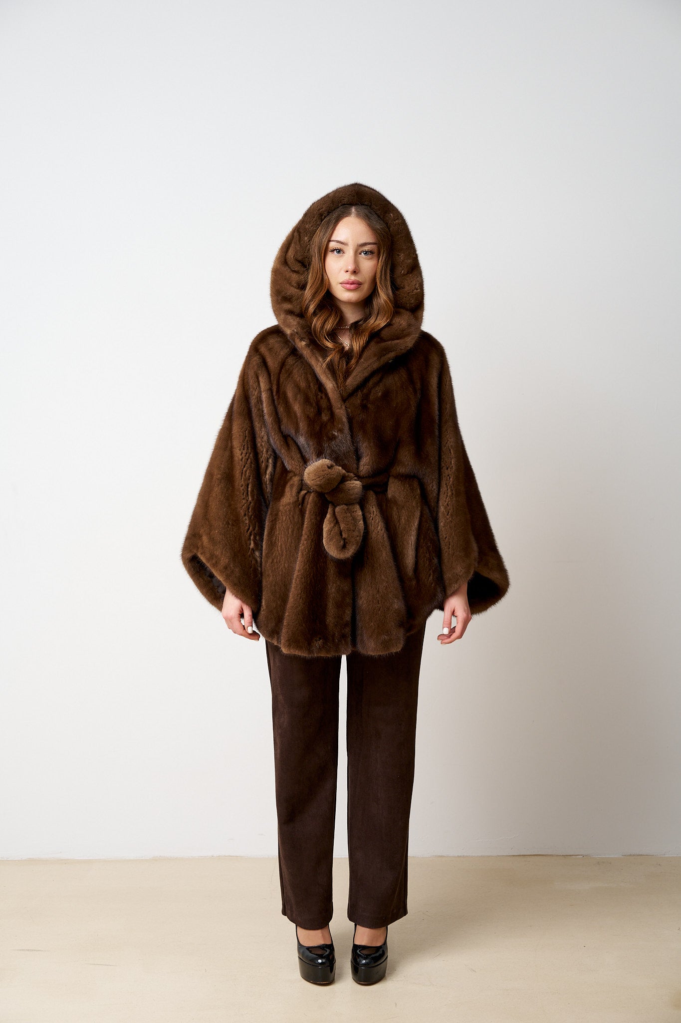 Capa din Blana Naturala de Vizon, cu Gluga și Cordon, Chocolate 485