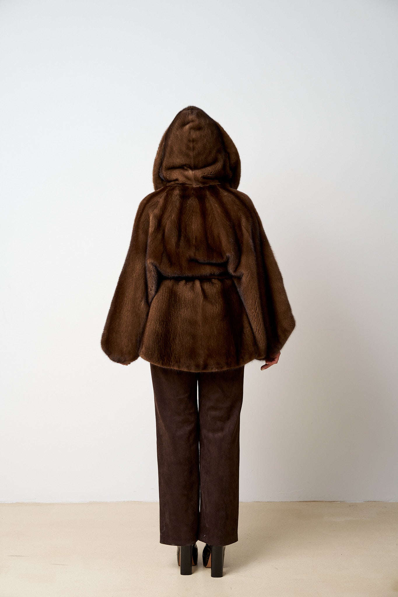 Capa din Blana Naturala de Vizon, cu Gluga și Cordon, Chocolate 485