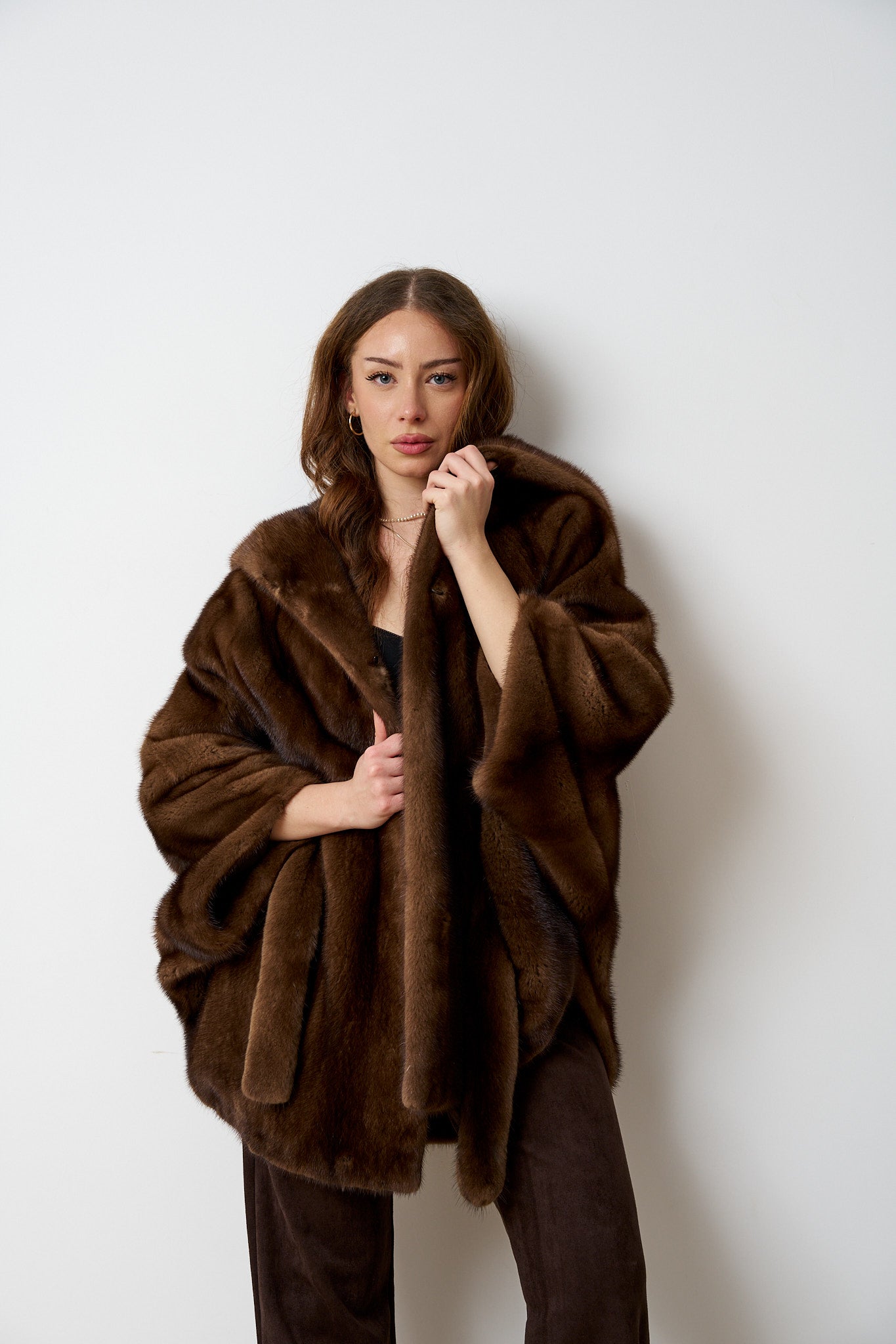 Capa din Blana Naturala de Vizon, cu Gluga și Cordon, Chocolate 485