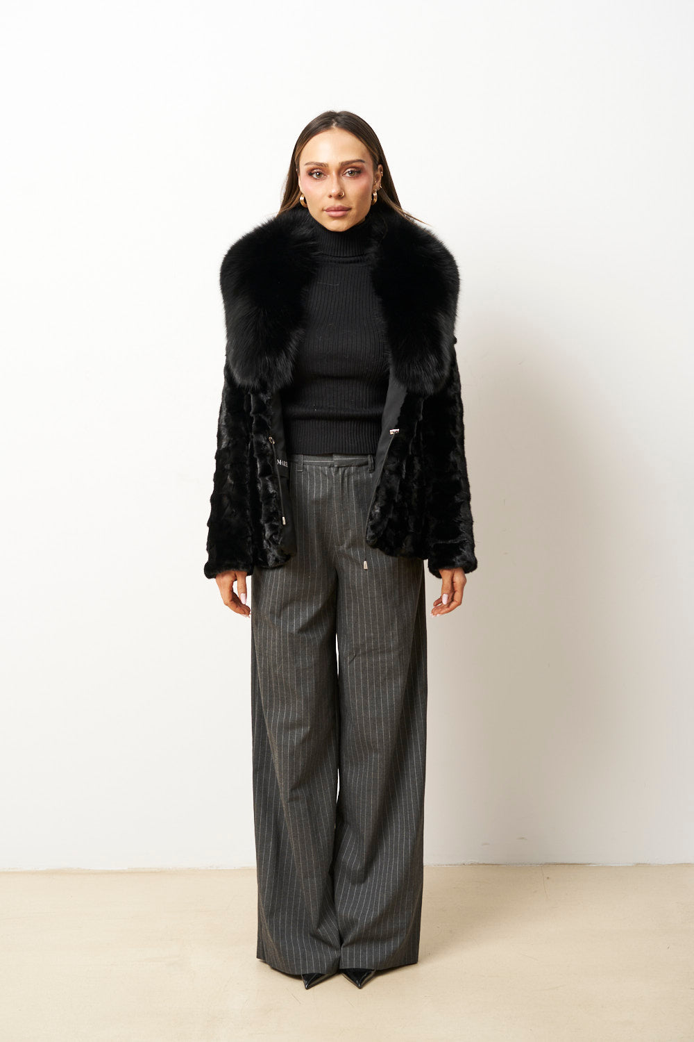 Haină din Blană Naturală de Nurcă cu Guler din Vulpe, Neagra, Mareus