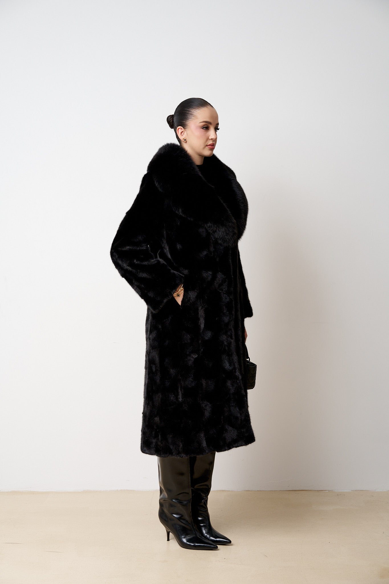 Haina Lunga din Blana Naturala de Vizon cu Guler din Vulpe, Neagra, Mareus