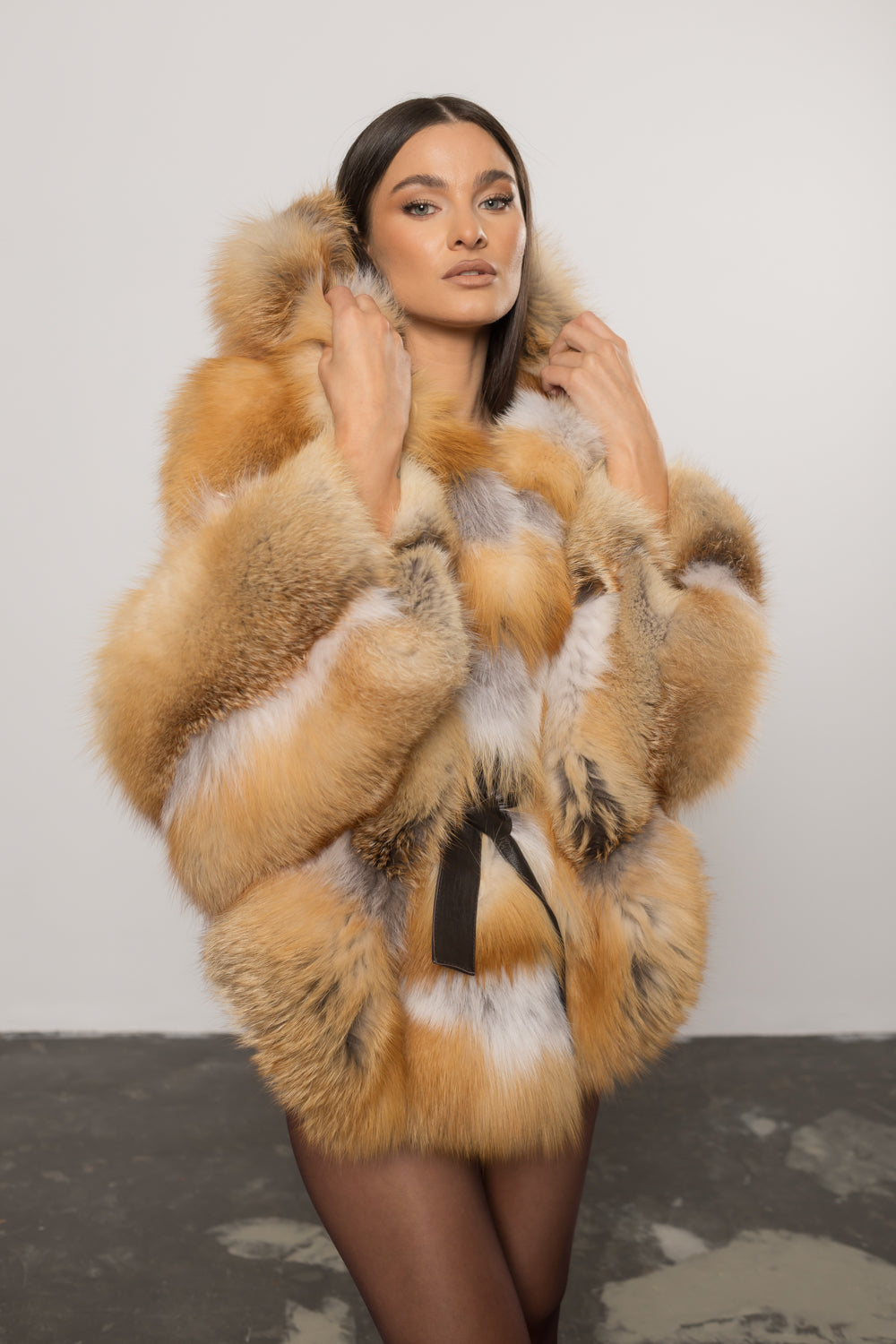 Capa din Blană Naturală de Vulpe Canadiană, cu Glugă și Cordon din Piele, Amber Cross 431