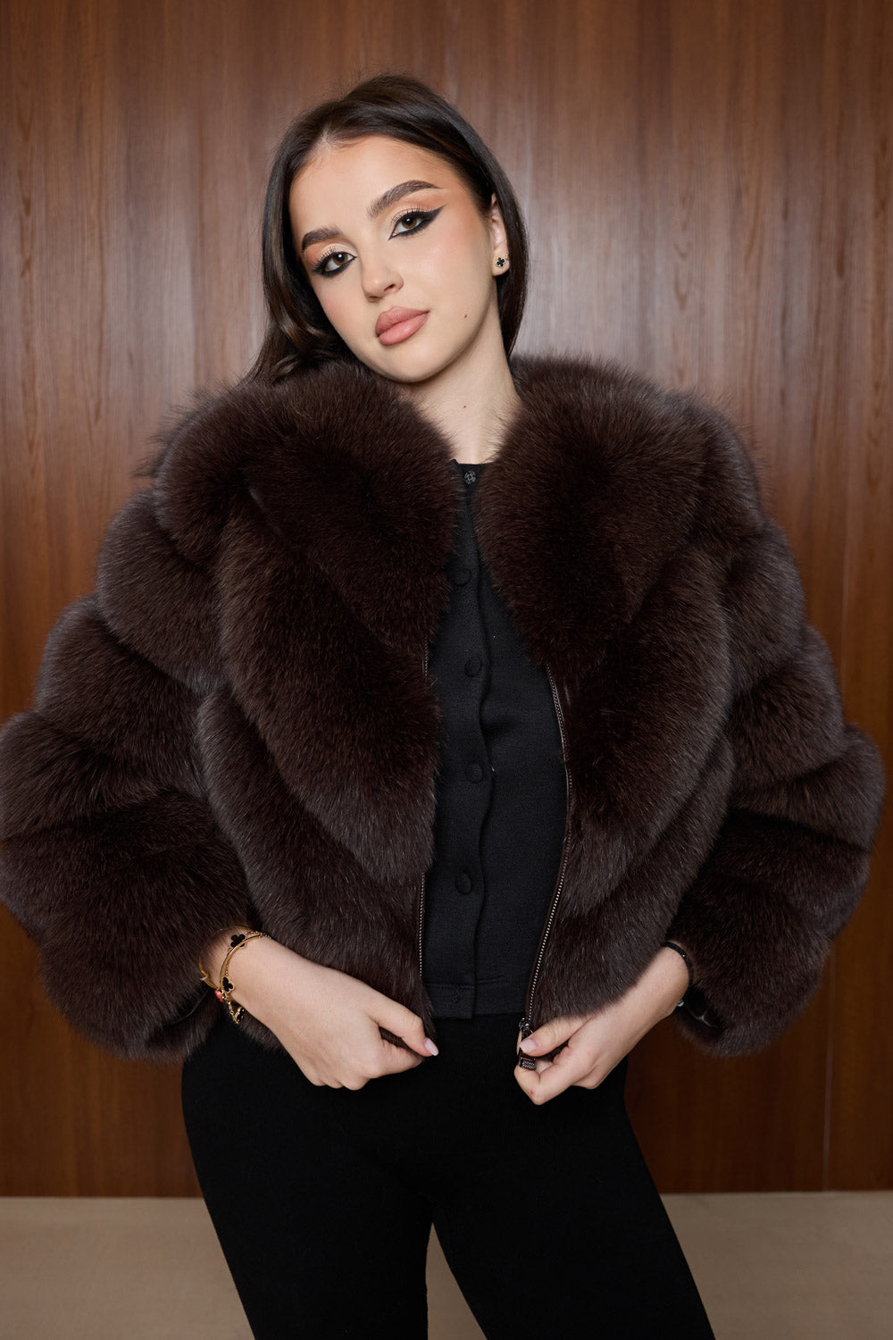 haina blana vulpe maro ciocolatiu, model V, mareus