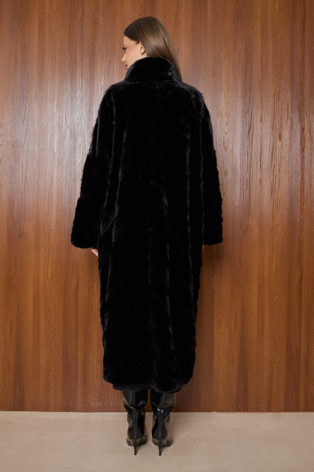 haina blana vizon lunga neagra, Mareus