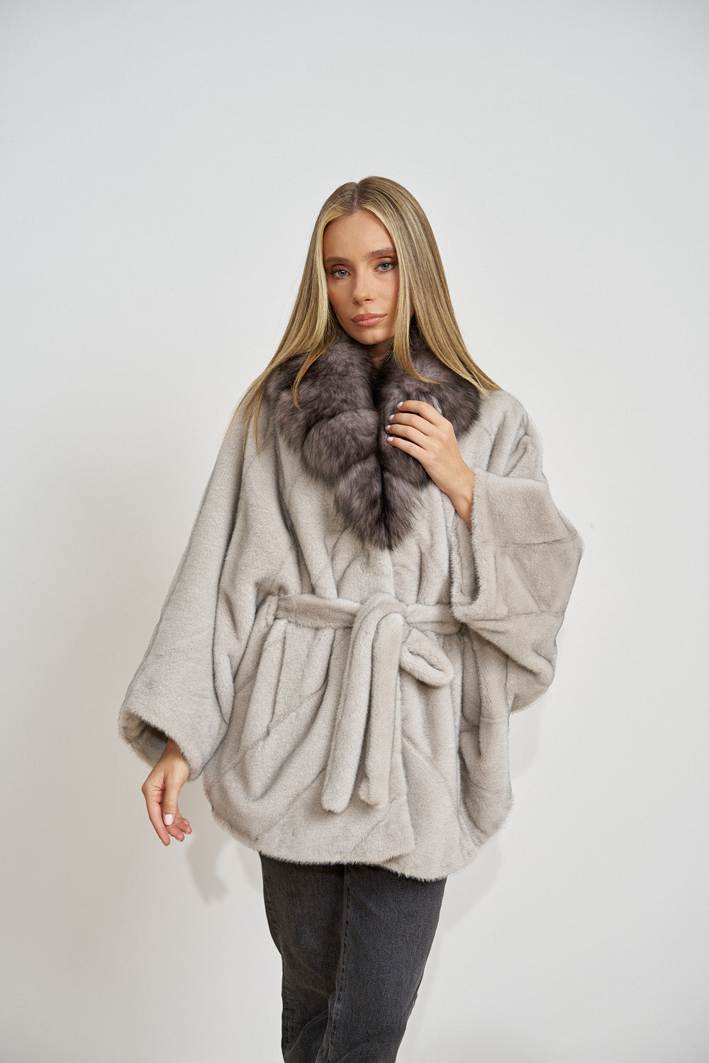 Capă din Alcantara, cu Guler din Blană Naturală de Vulpe, cu Cordon, Silver Grey 681