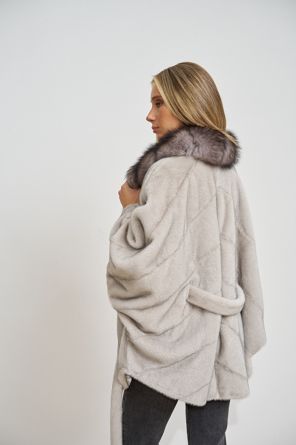 Capă din Alcantara, cu Guler din Blană Naturală de Vulpe, cu Cordon, Silver Grey 681