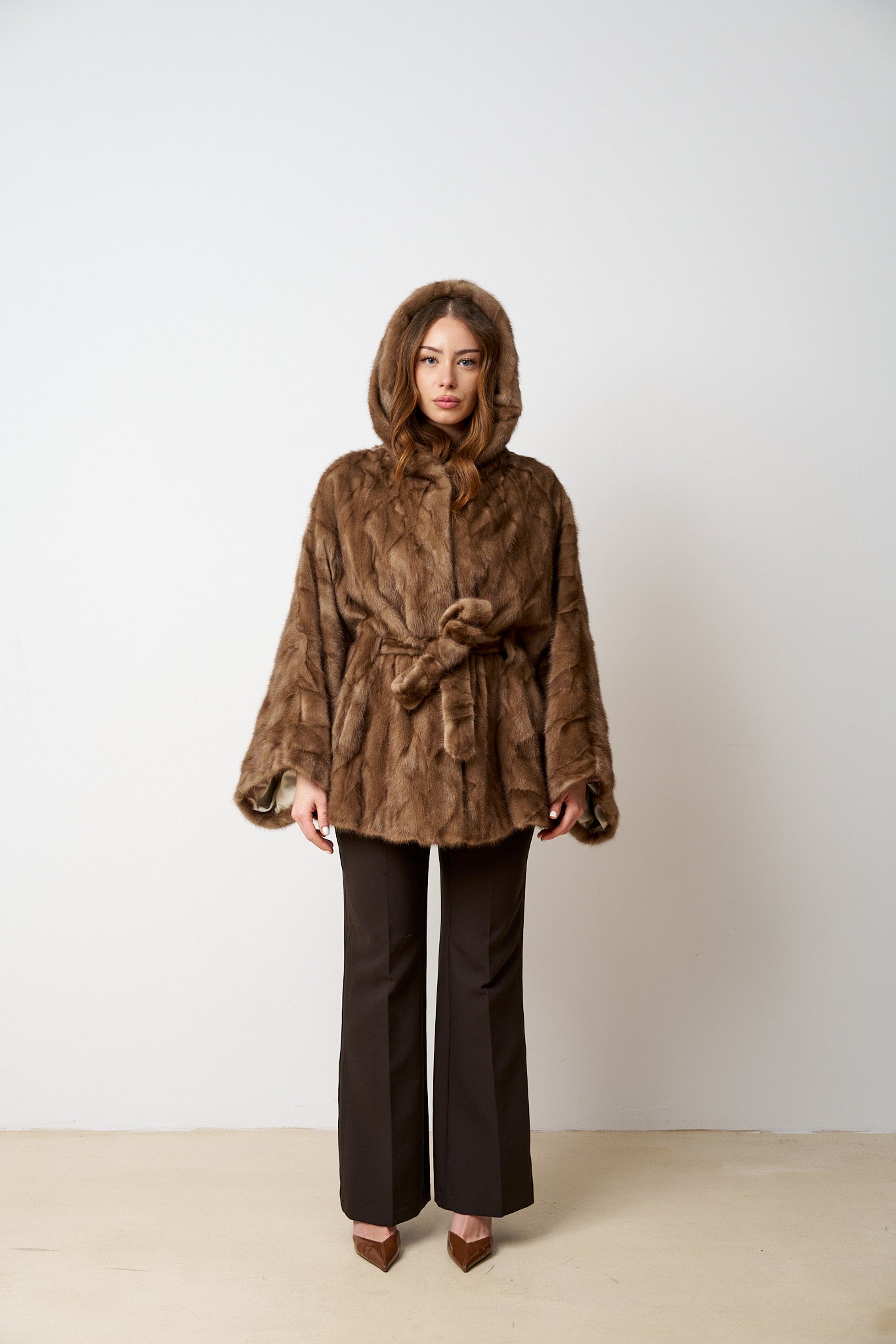 Capa din Blana Naturala de Vizon, cu Gluga și Cordon, Pastel 518