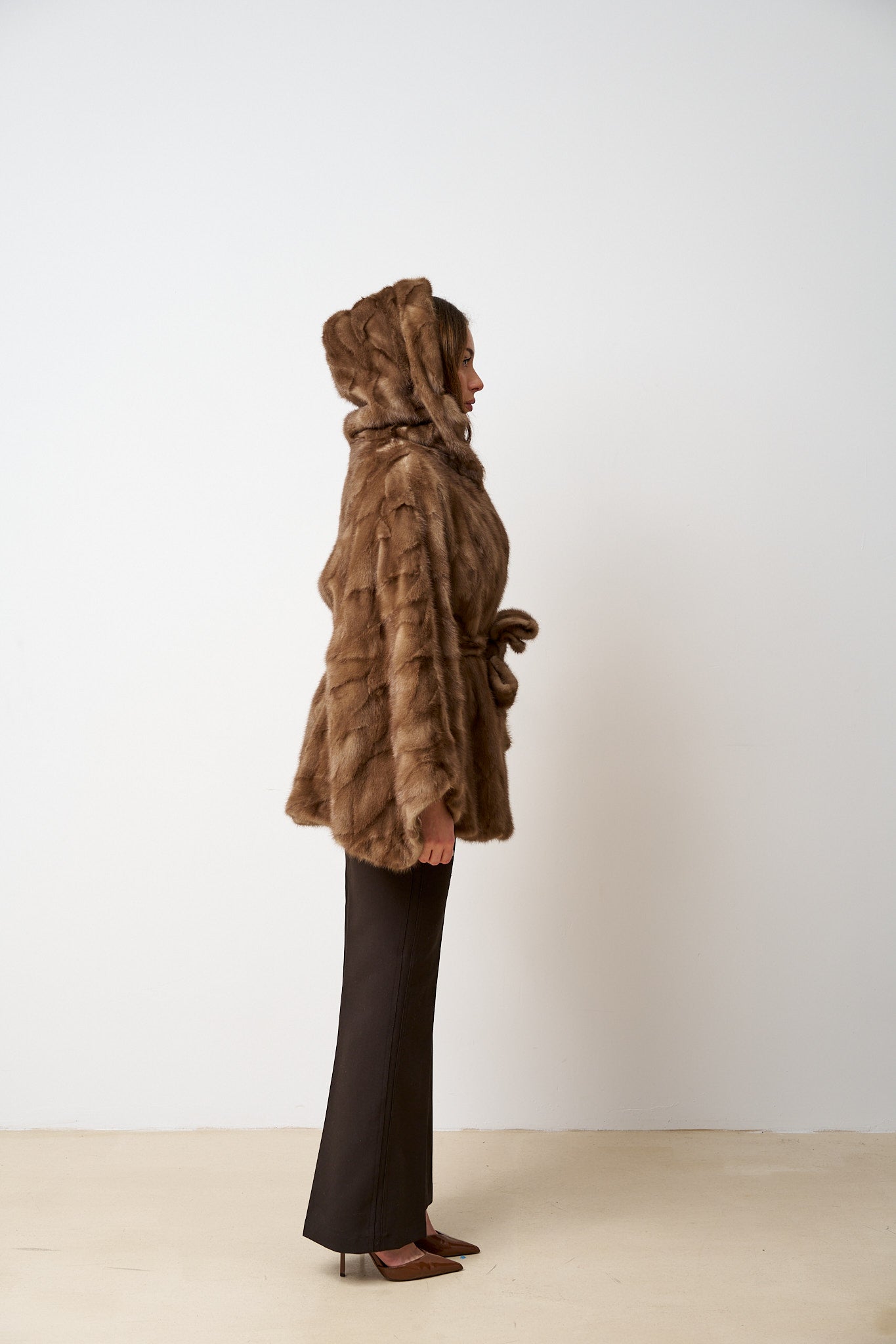 Capa din Blana Naturala de Vizon, cu Gluga și Cordon, Pastel 518