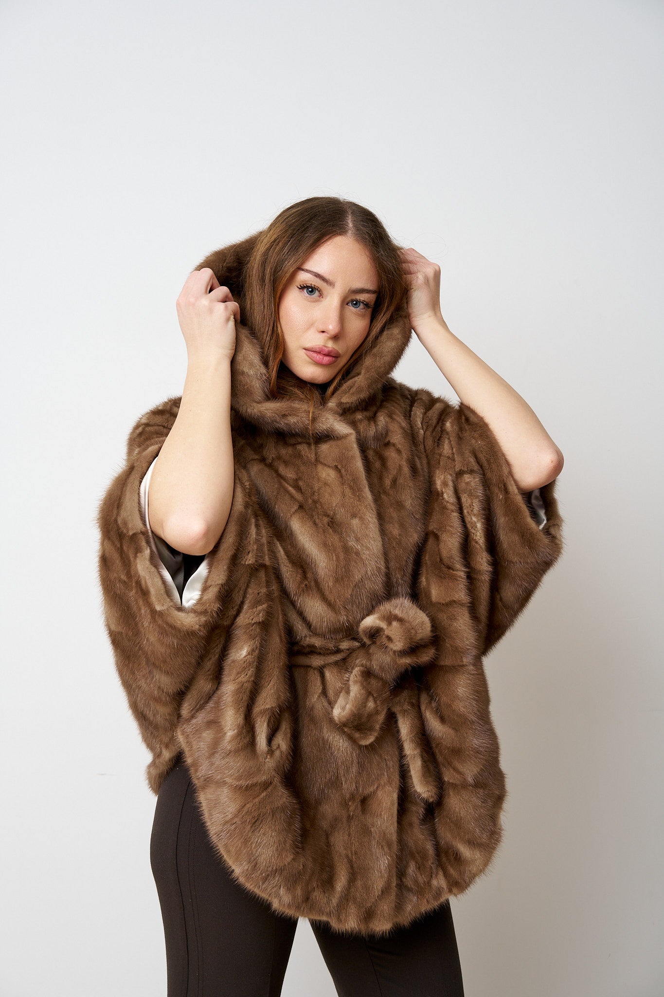 Capa din Blana Naturala de Vizon, cu Gluga și Cordon, Pastel 518