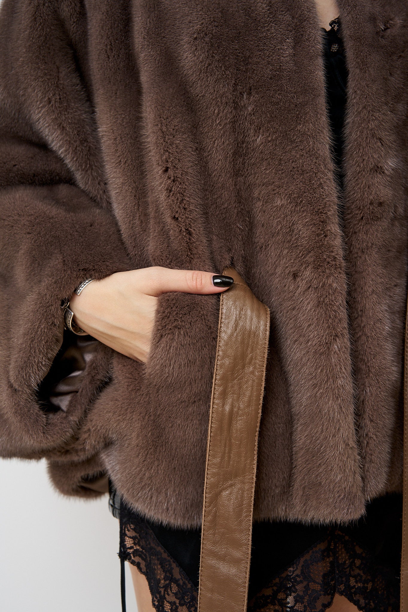 Capă din Blană Naturală de Vizon, cu Cordon din Piele, Femei, Taupe Brown 519