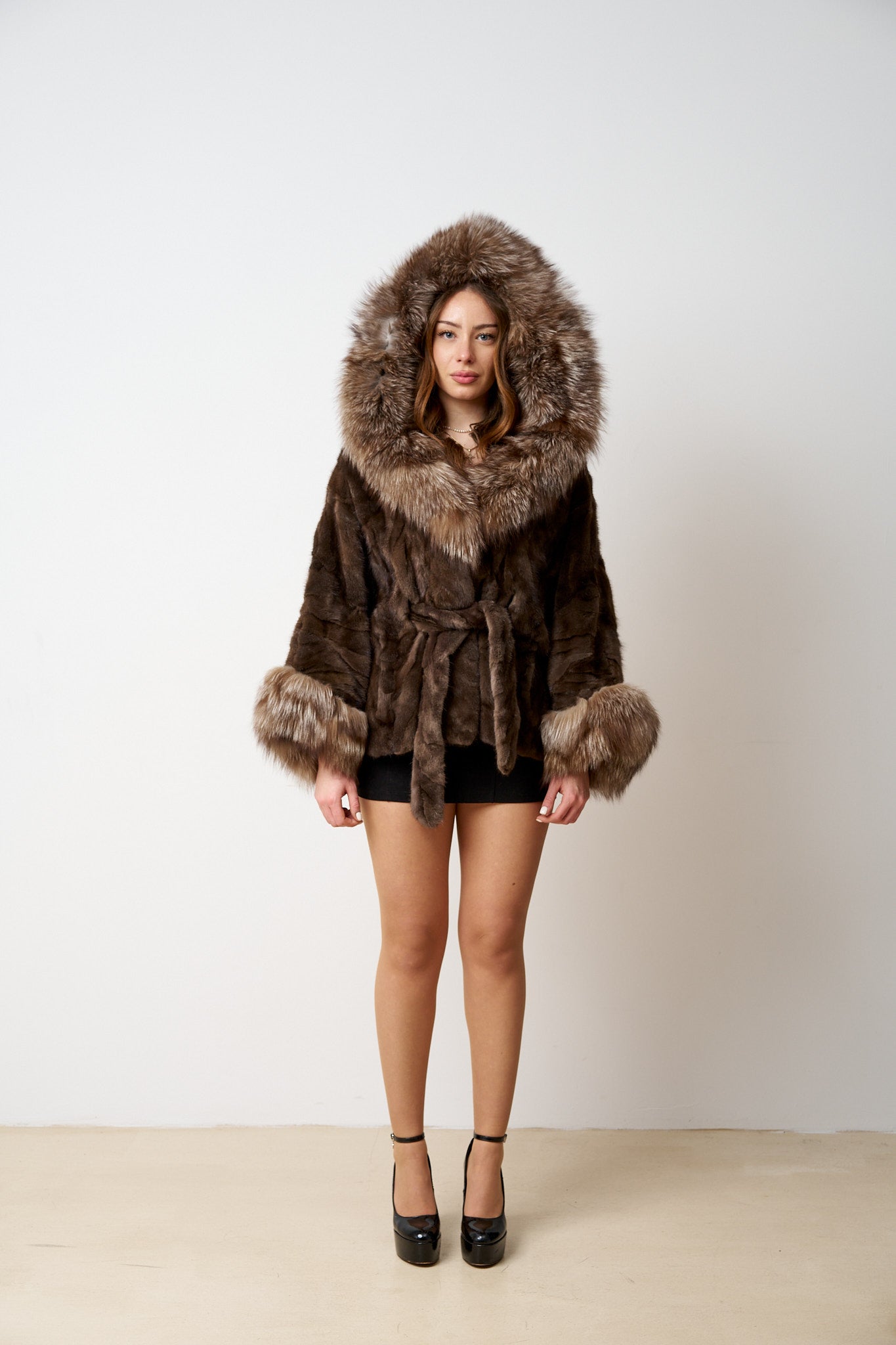 Capă din Blană Naturală de Vizon, cu Cordon, Guler și Manșete din Blană de Vulpe, Chocolate 486