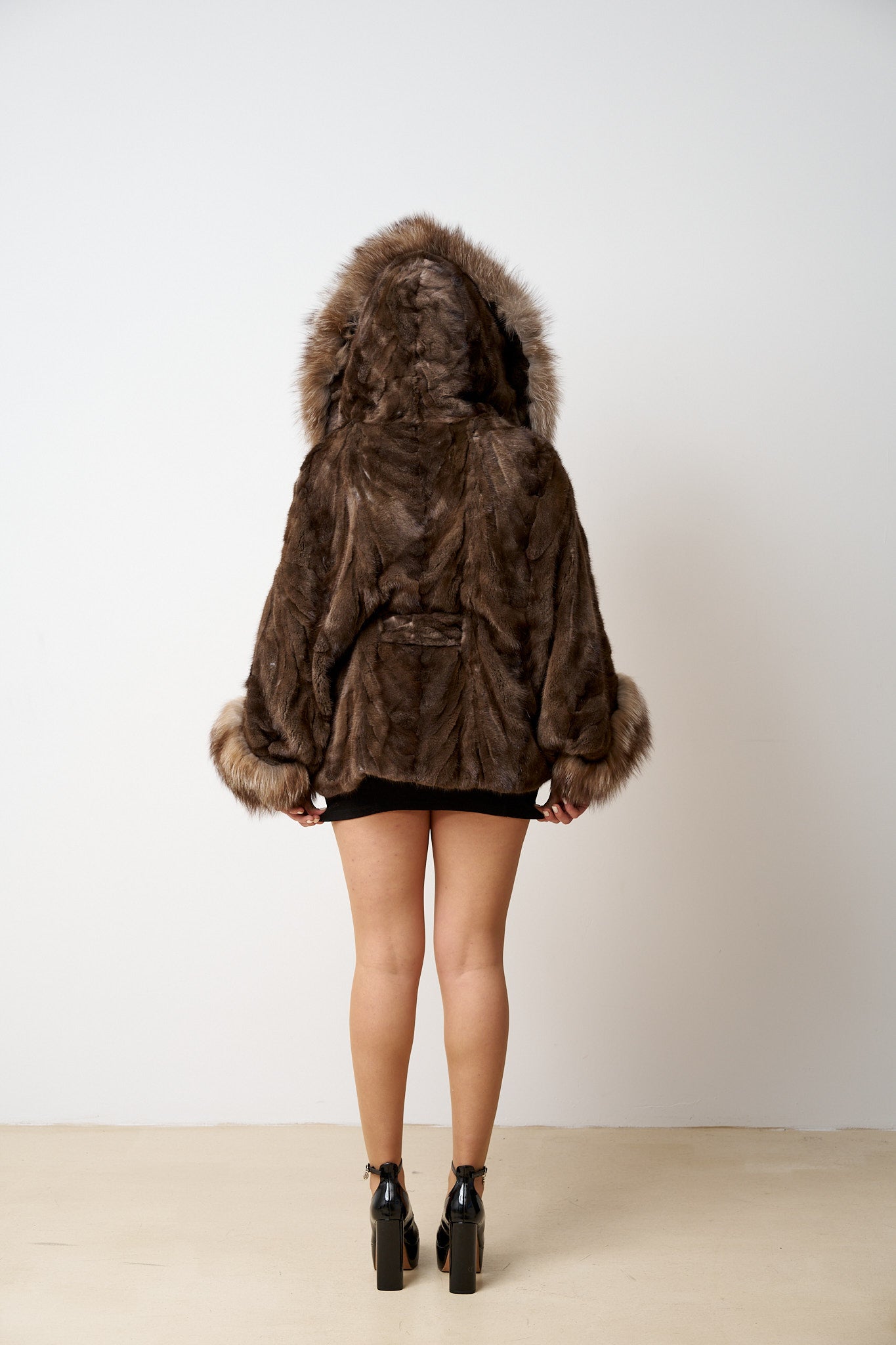 Capă din Blană Naturală de Vizon, cu Cordon, Guler și Manșete din Blană de Vulpe, Chocolate 486