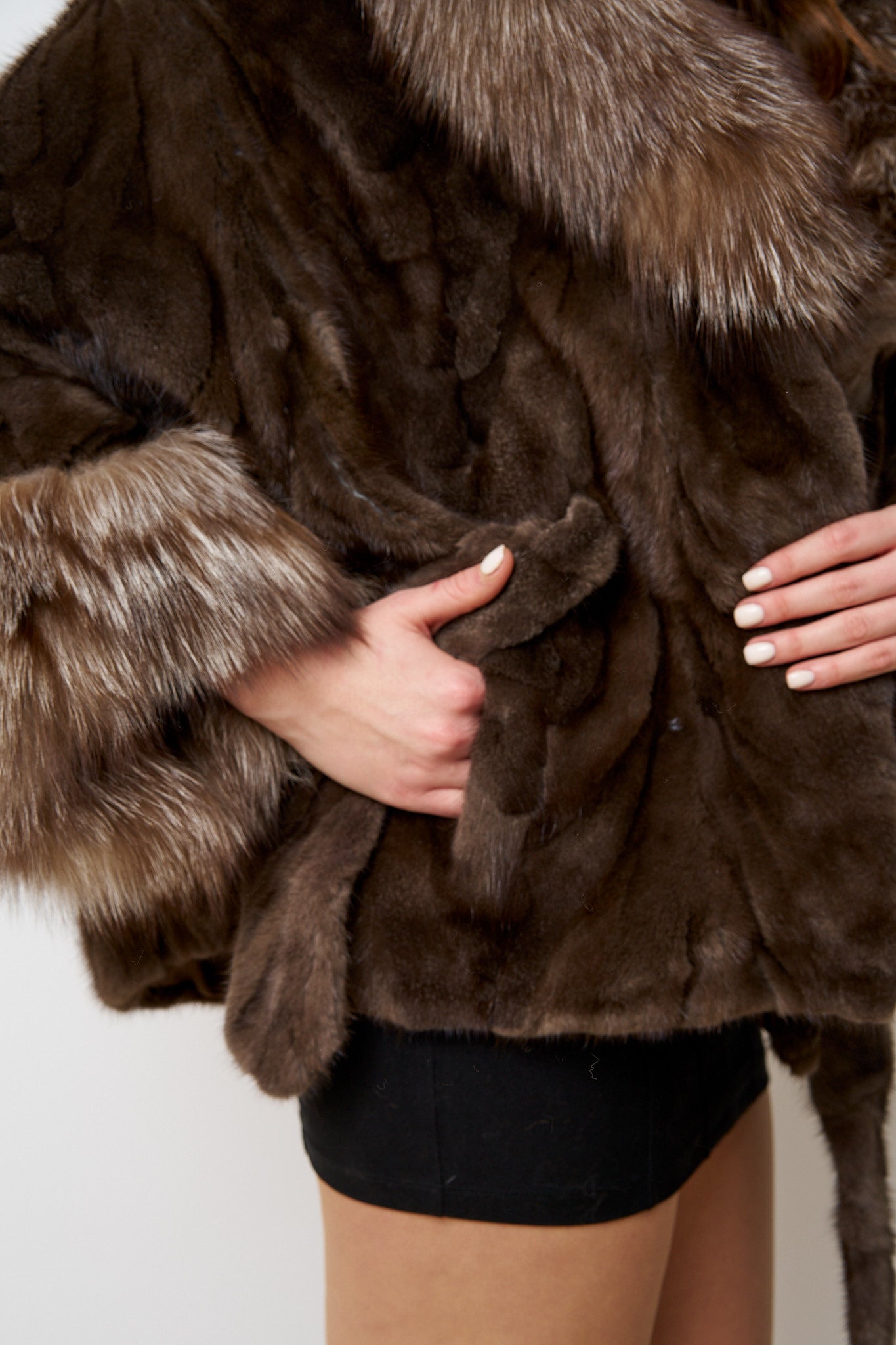 Capă din Blană Naturală de Vizon, cu Cordon, Guler și Manșete din Blană de Vulpe, Chocolate 486