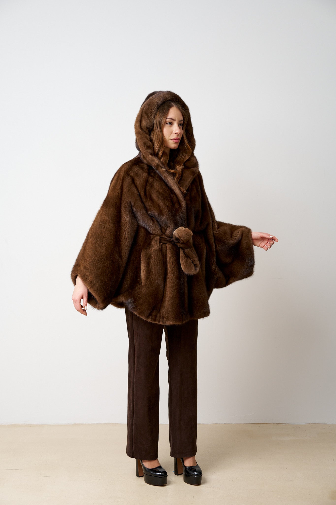 Capa din Blana Naturala de Vizon, cu Gluga și Cordon, Chocolate 485