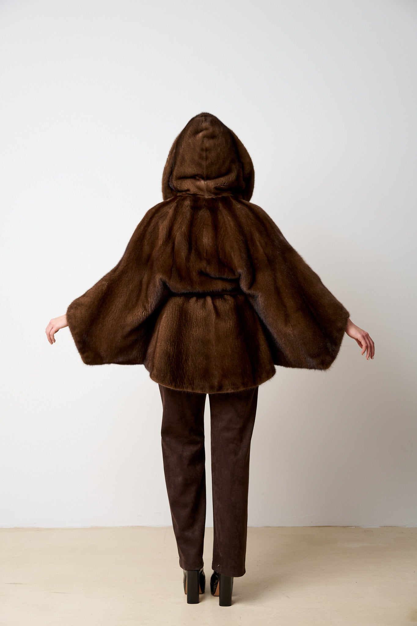 Capa din Blana Naturala de Vizon, cu Gluga și Cordon, Chocolate 485