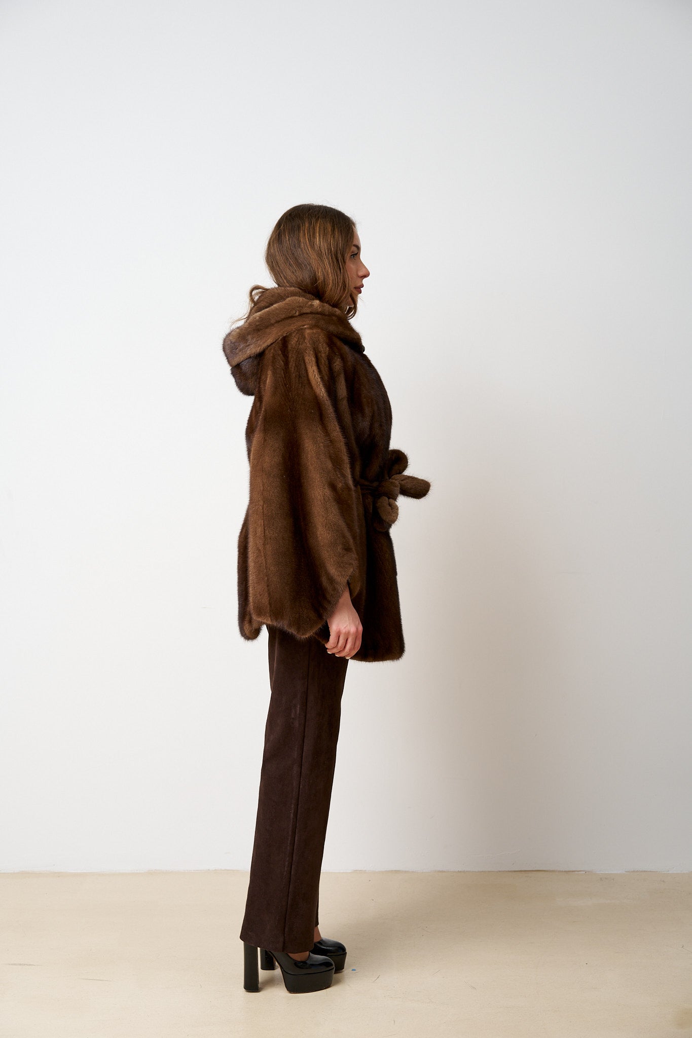 Capa din Blana Naturala de Vizon, cu Gluga și Cordon, Chocolate 485