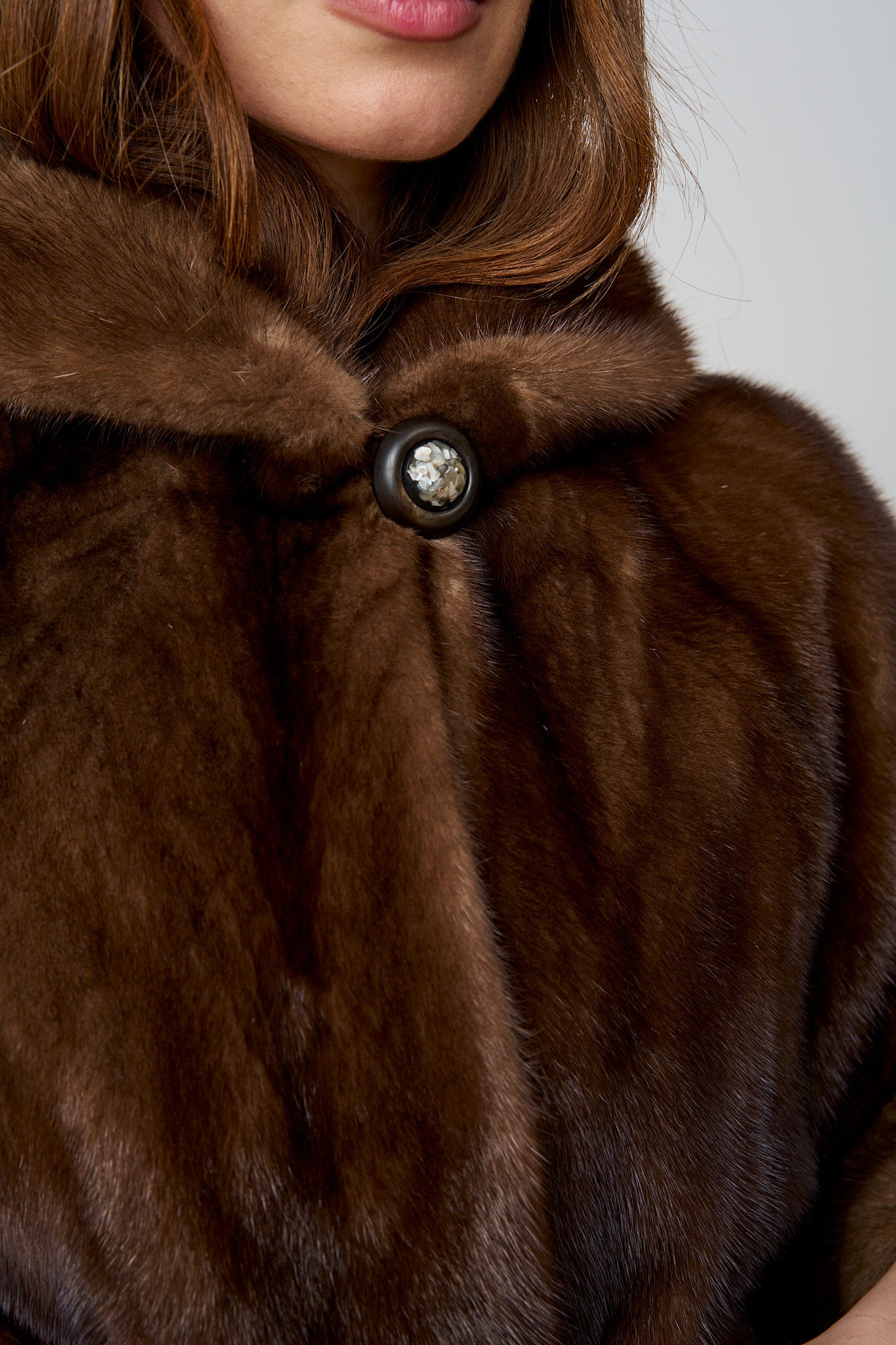 Capa din Blana Naturala de Vizon, cu Gluga și Cordon, Chocolate 485