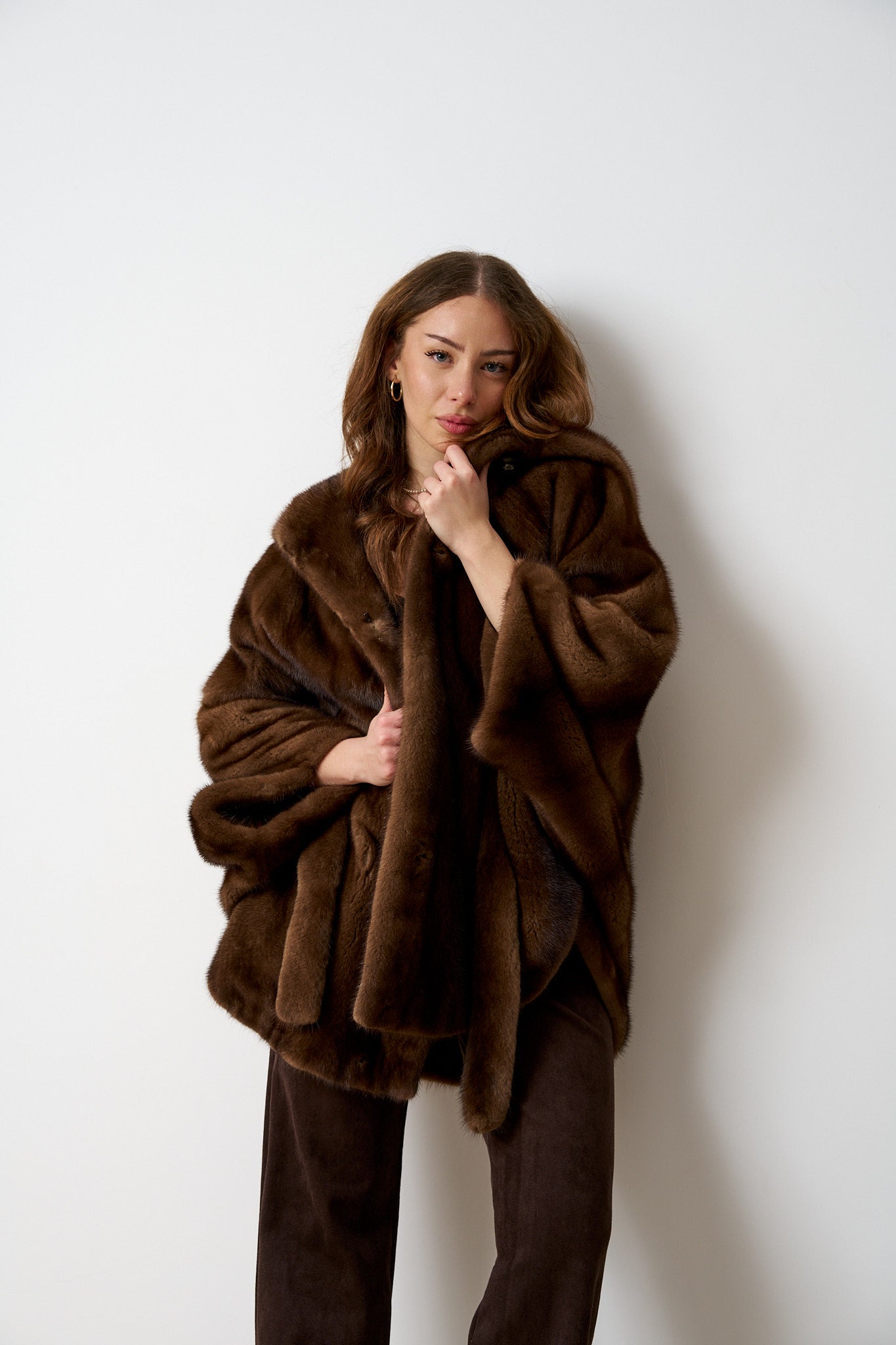 Capa din Blana Naturala de Vizon, cu Gluga și Cordon, Chocolate 485