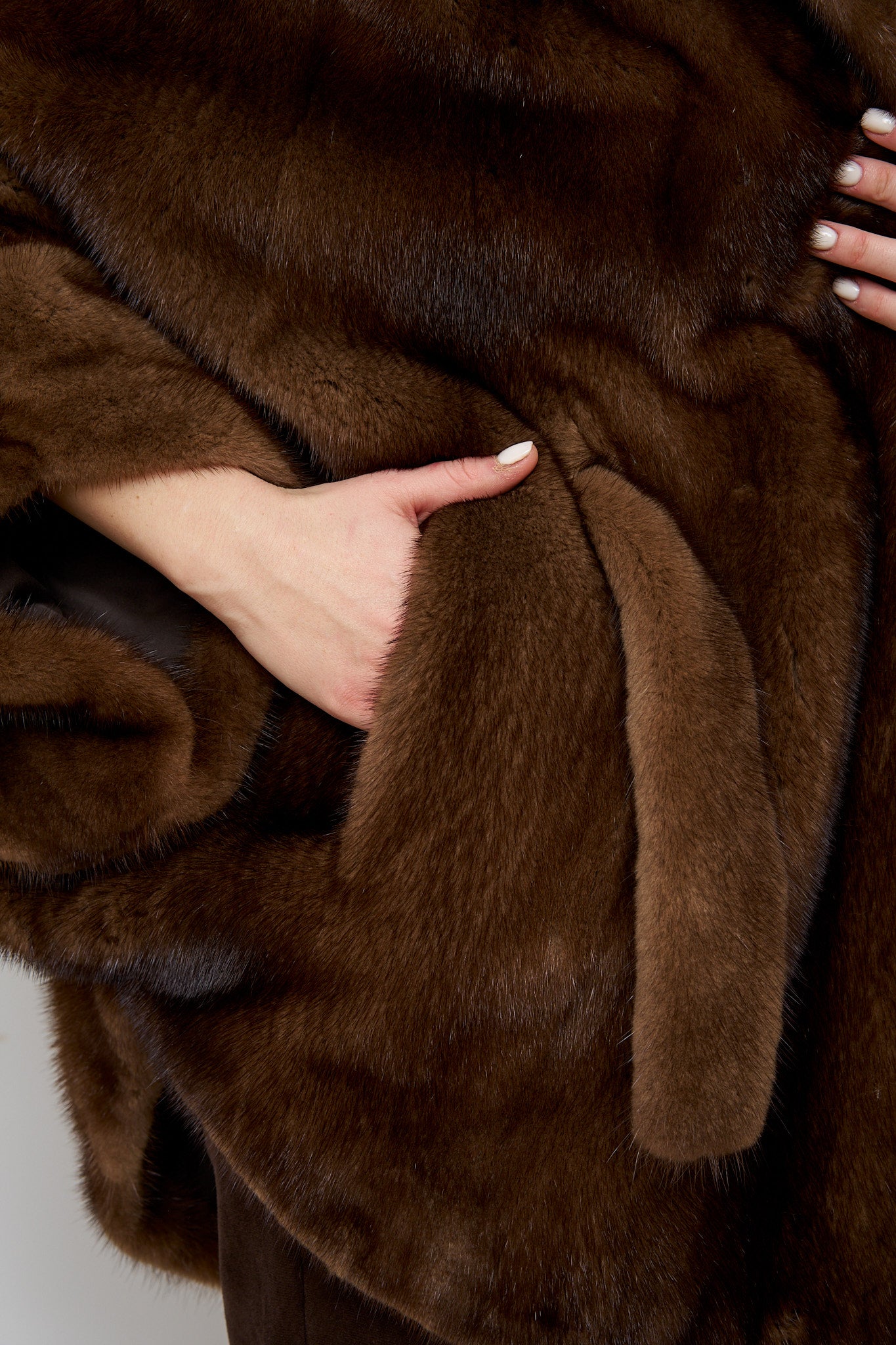 Capa din Blana Naturala de Vizon, cu Gluga și Cordon, Chocolate 485