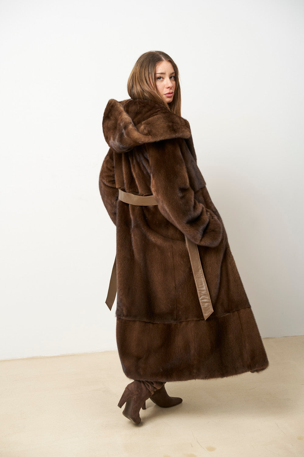 Haină Lungă din Blană Naturală de Vizon, cu Glugă Amplă si Cordon, Maro, Mareus