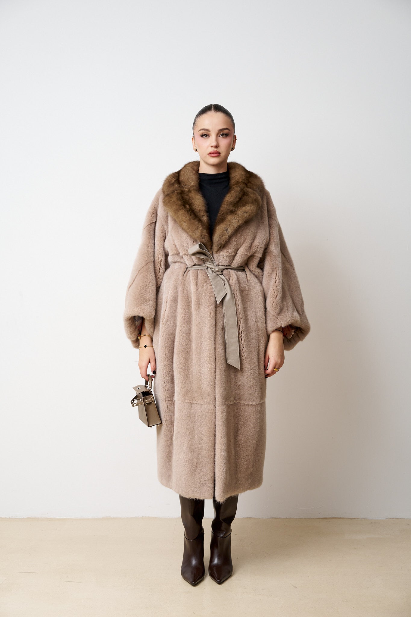 Haină din Blană Naturală de Vizon cu Guler din Zibelina, Bej Pudra, Mareus