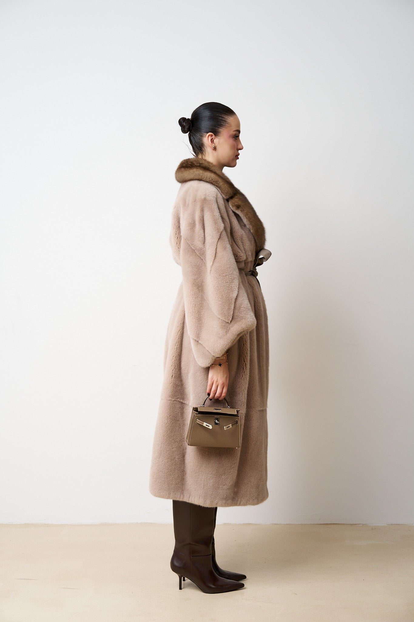 Haină din Blană Naturală de Vizon cu Guler din Zibelina, Bej Pudra, Mareus