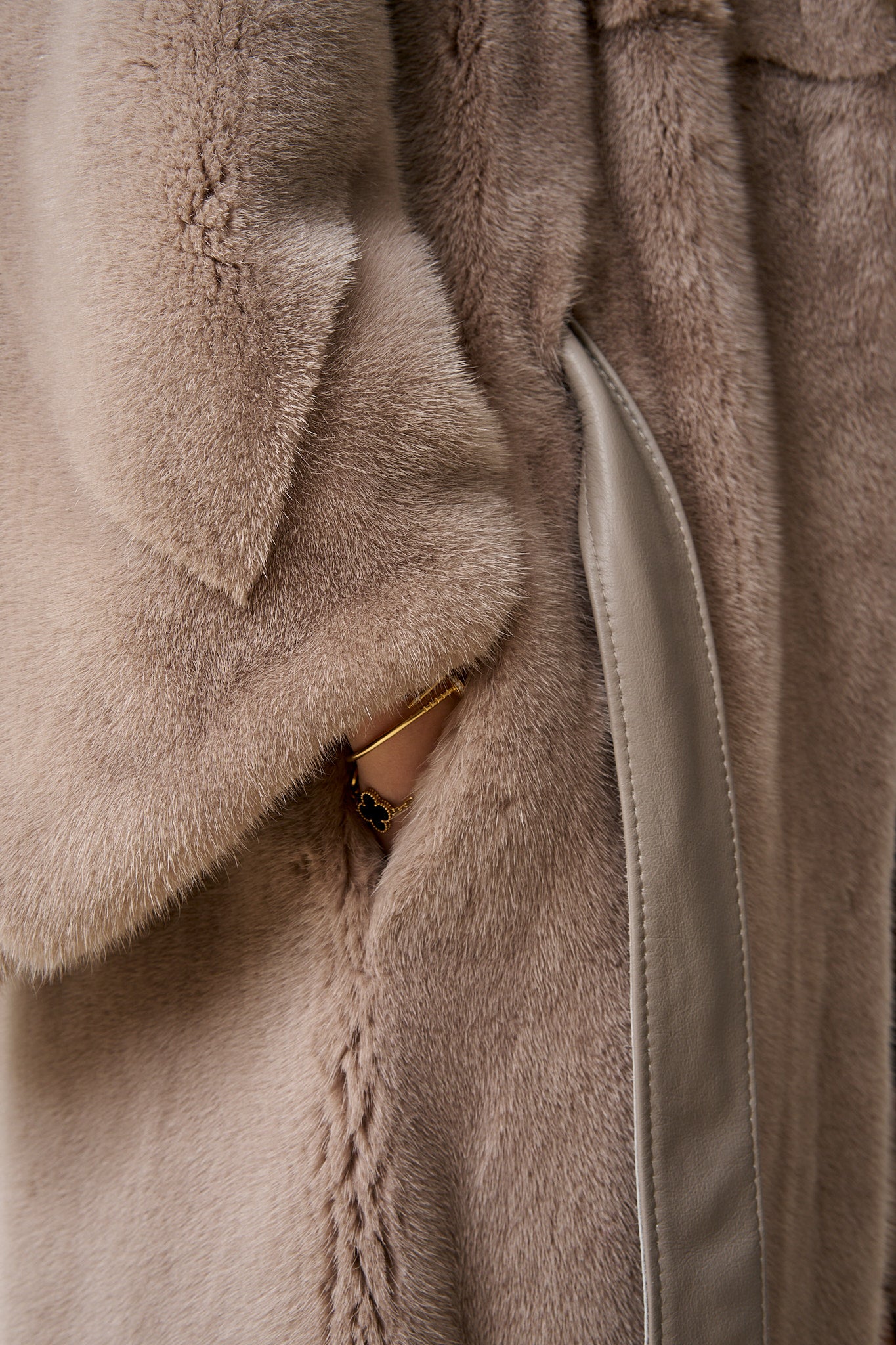 Haină din Blană Naturală de Vizon cu Guler din Zibelina, Bej Pudra, Mareus