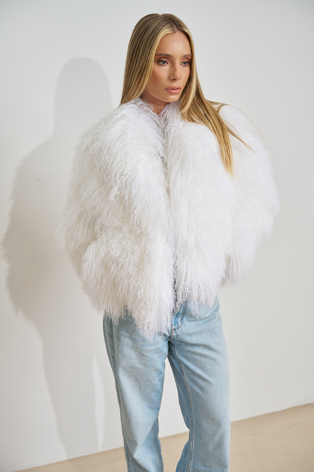 Cappotto in vera pelliccia di agnello tibetano, collo a revers, oversize, avorio 508